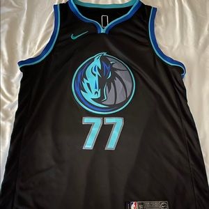 Luka Doncic #77 Dallas Mavericks Rookie Jersey. Size 50.